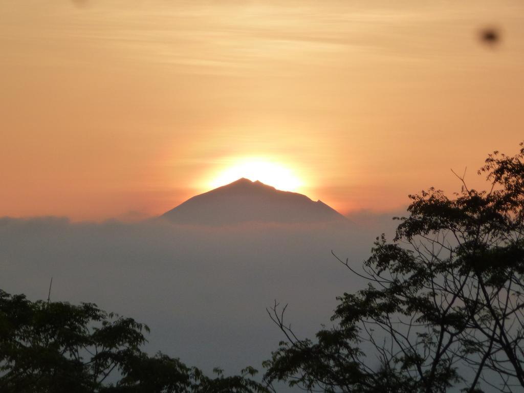 Sang Giri Mountain Tent Resort ジャティルウィ エクステリア 写真